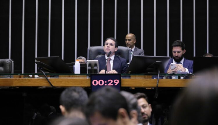 Câmara aprova urgência da anistia e escancara fragilidade de Hugo Motta no comando da casa