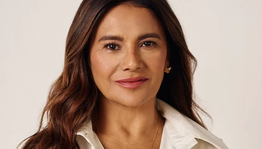 Dira Paes é convidada especial do Roda Viva de 39 anos