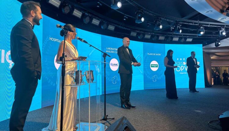 Premiados recebendo o prêmio Mais Saúde TOPVIEW