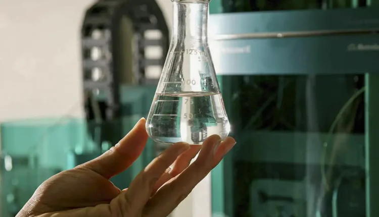 Intoxicação por metanol é diferente do abuso de álcool; veja os sinais