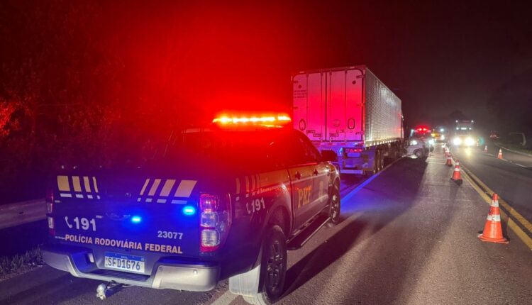 Motorista de Corsa morre após acidente com caminhão na BR-476