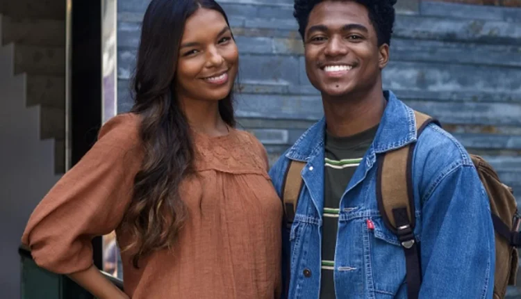 Maggye (Mell Muzzillo) e Júnior (Guthierry Sotero). Créditos: Angélica Goudinho/Globo