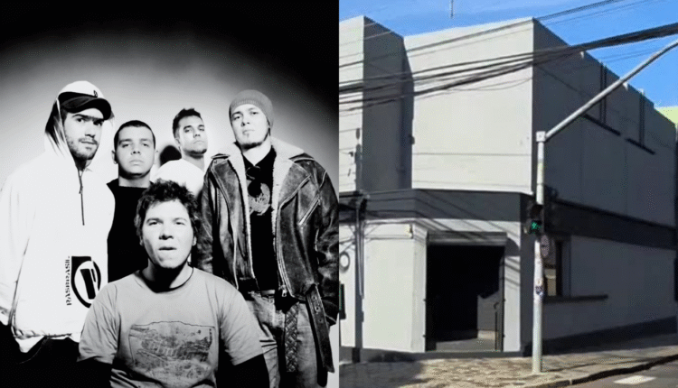 No bar changes haverá o retorno da banda de rock curitibana Stereo33. Á esquerda, vemos, de roupa branca e touca, o Kojake (in memorian), Zé Travagin sentado, ao lado do Kojake o Alvaro Jr, na frente o Fabrício Bééh e ao fundo Thiago Filla