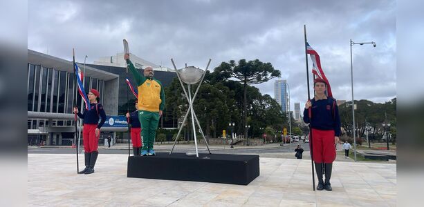 Ponta-grossense acende 'Pira da Pátria' em cerimônia no Palácio Iguaçu
