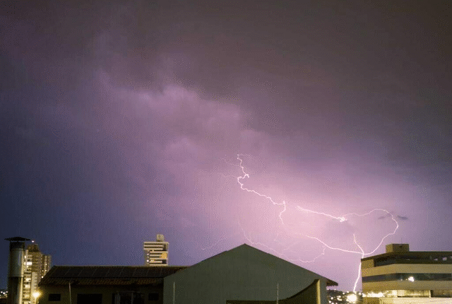 Quase 23 mil raios atingem MS em um dia, alerta clima extremo