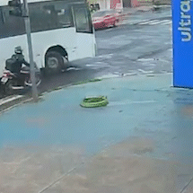 Motociclista preso embaixo de ônibus após acidente em Campo Grande
