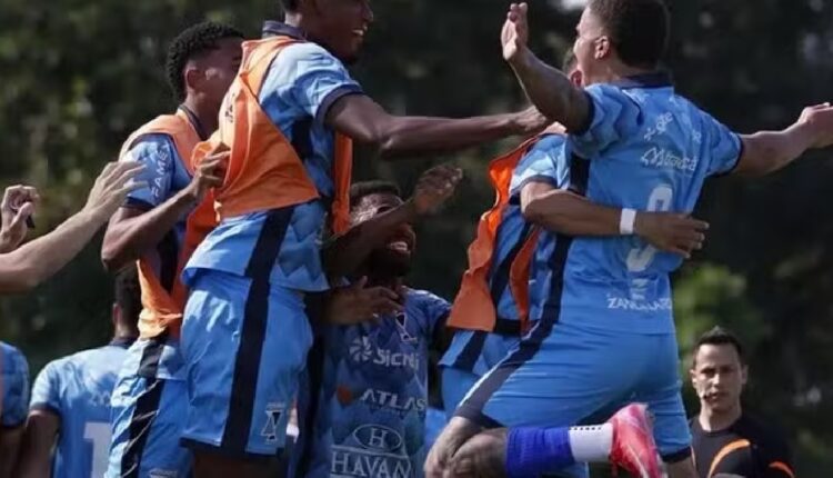 Azuriz comemora gol na Taça FPF