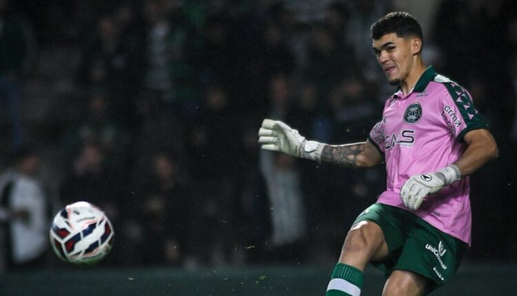 Coritiba 2x0 Atlético-GO: vitória sofrida e passo gigante do Coxa