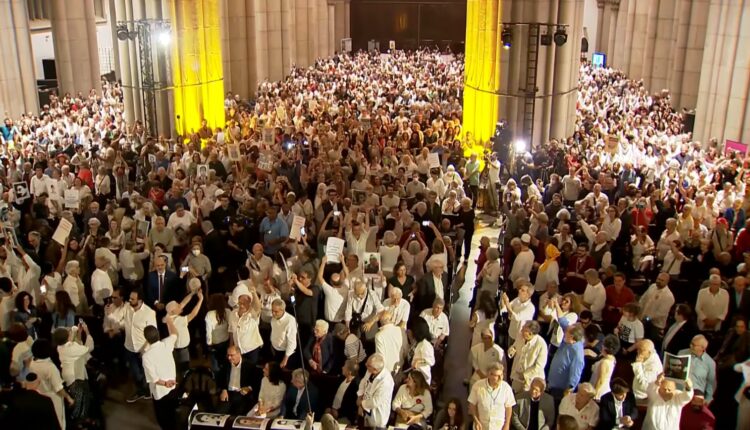 Por justiça às vítimas da ditadura e memória da resistência de Herzog centenas se reúnem na Catedral da Sé — Brasil de Fato