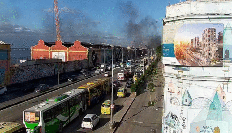 Um incêndio atingiu barracões de escolas de samba no Rio de Janeiro. Na imagem, vemos uma das ruas próximas ao local do incidente e é possível ver fumaça preta no ar.