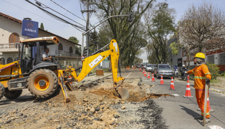 Obras de pavimentação alteram trânsito em Curitiba. Na imagem, vemos uma escavadeira em um dos trechos que está em obras.