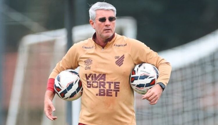 Técnico Odair Hellmann, em treino do Athletico.