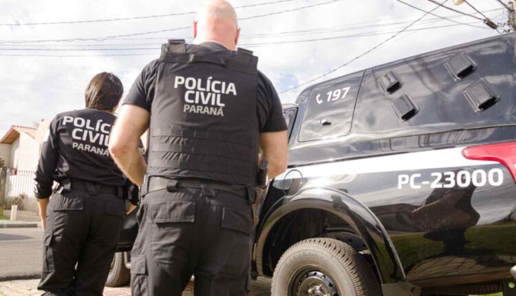 Políciais na frente de viatura da Polícia Civil