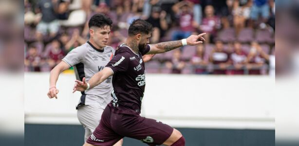 Athletico vence de virada no último lance e fica a um ponto do acesso