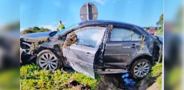 Carros colidem e saem da pista na PR-151 em Carambeí