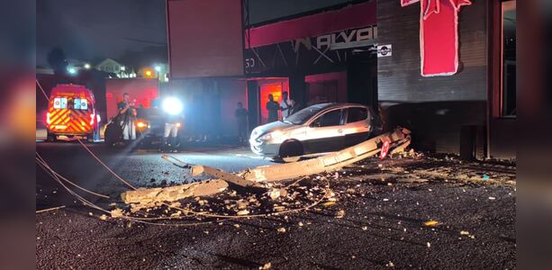 Carro derruba poste em grave acidente no Centro de Ponta Grossa