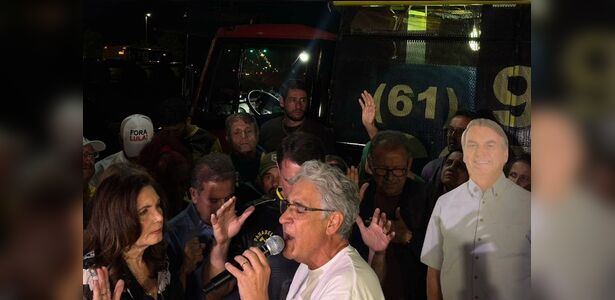 Opositor é agredido e expulso de vigília a Bolsonaro; veja vídeo