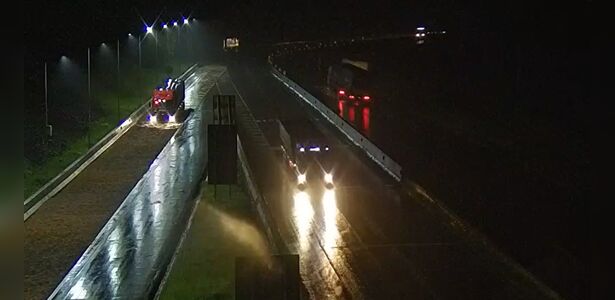 Motorista perde o controle de caminhão e para na área de escape de rodovia; veja vídeo