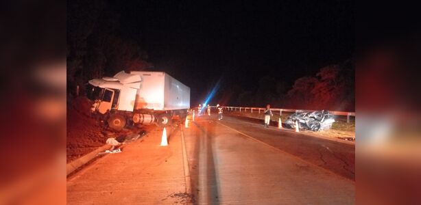 Mulher morre após veículo colidir contra caminhão na PRC-466, em Guarapuava