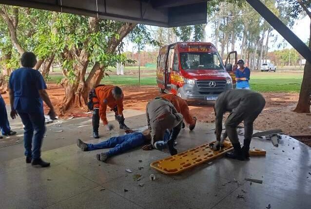 Trabalhador cai do telhado do Detran-MS durante limpeza de calhas