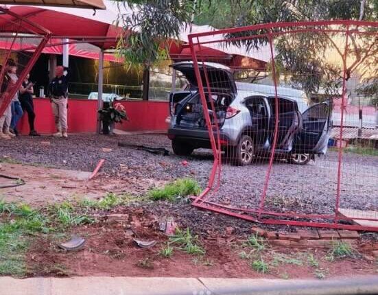 Carro com maconha invade churrascaria em Campo Grande, 6 de novembro