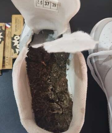 Mulher é presa com droga no tênis ao tentar entrar em presídio