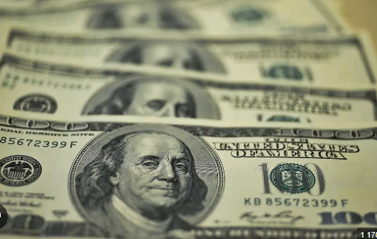 moeda cai para R$ 5,27, menor valor em 18 meses