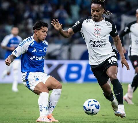 Cruzeiro vence Corinthians e encosta no Palmeiras no Brasileirão