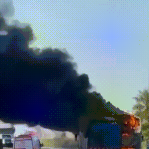 Ônibus de excursão religiosa pega fogo na BR-163; passageiros são resgatados