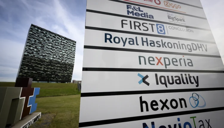 Cartaz com nomes de várias empresas incluída a Nexperia na sede da empresa nos Países Baixos