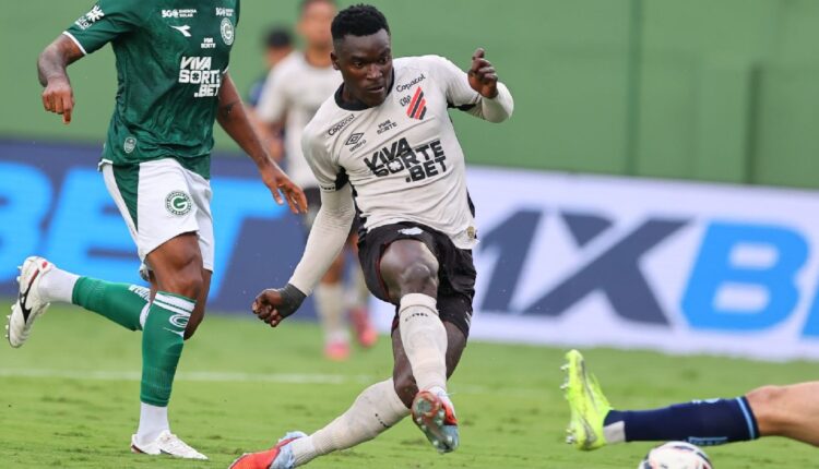 Viveros marca o gol do Athletico contra o Goiás