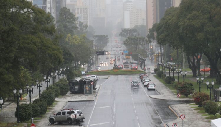 foto de chuva em curitiba para ilustrar alerta laranja no paraná