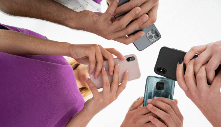 Celulares na Black Friday 2025 por até R$ 2 mil. Na imagem, vemos pessoas segurando diferentes modelos de celular.