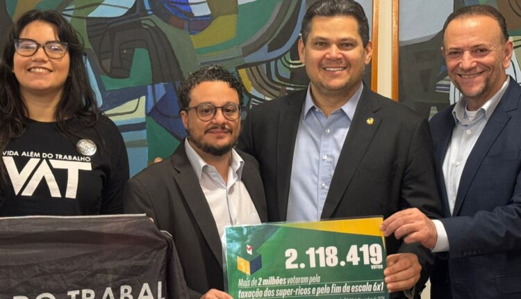 Movimentos entregam a Alcolumbre mais de 2 milhões de assinaturas pela isenção de Imposto de Renda e o fim da escala 6x1 — Brasil de Fato