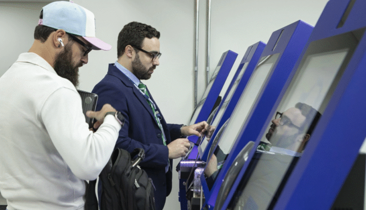 Pessoas utilizando tótens do Poupatempo Paraná, que teve nova unidade inaugurada em Maringá.