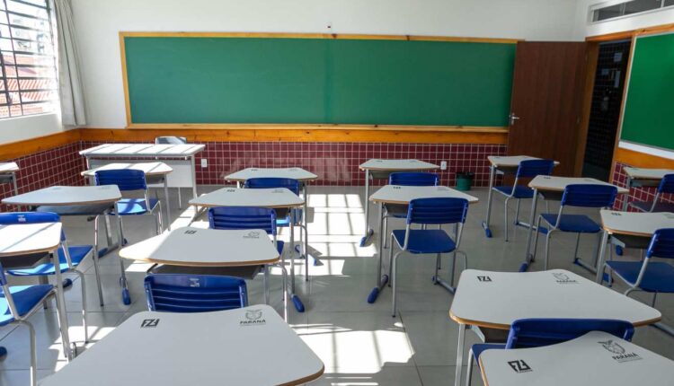 Sala de aula com carteiras