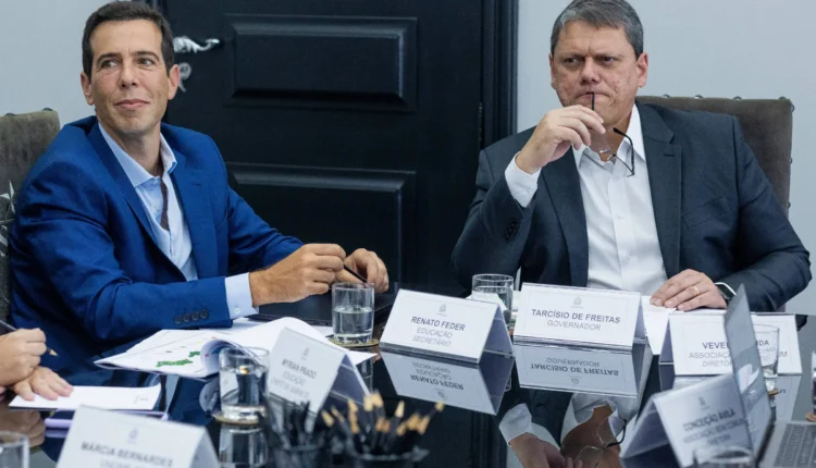 Renato Feder, secretário estadual de Educação, e Tarcísio de Freitas, governador de São Paulo