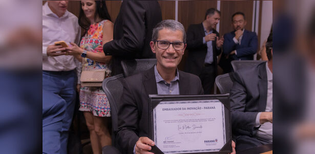 Vice-reitor da UEPG recebe o prêmio de Embaixador da Inovação do Paraná