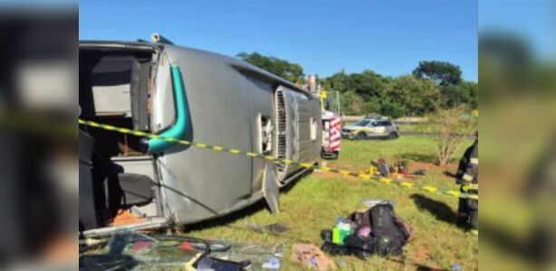 Ônibus tomba em rodovia no interior de SP e deixa três mortos