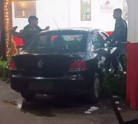 Militar perde controle de carro e invade restaurante em Corumbá