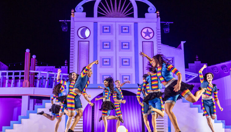 Inspirado por brinquedos populares nordestinos, notadamente o Reisado, o espetáculo une elementos da cultura do Nordeste à história do nascimento de Cristo