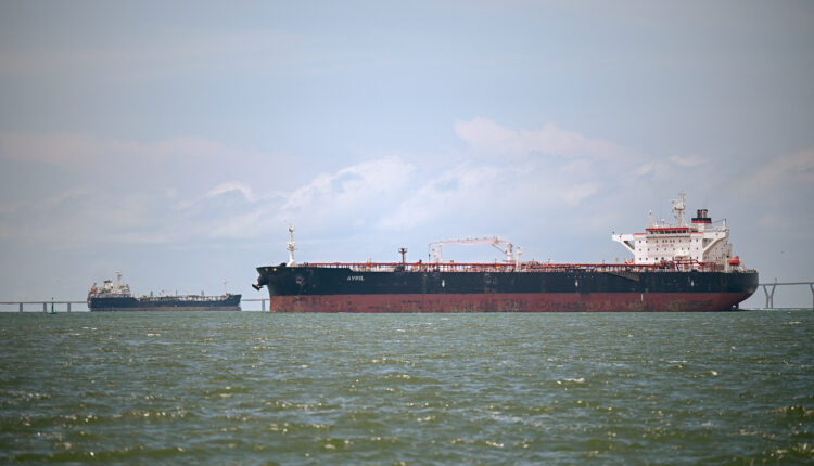 Donald Trump anunciou bloqueio de petroleiros venezuelanos sancionados nesta terça-feira (16)