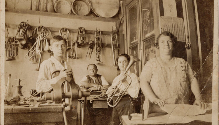 Ao longo de gerações, a família Valcareggi manteve viva a tradição do ofício de liutaio — termo italiano designado ao manuseio técnico das peças sonoras