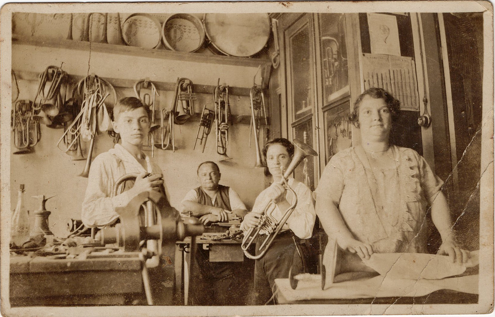 Ao longo de gerações, a família Valcareggi manteve viva a tradição do ofício de liutaio — termo italiano designado ao manuseio técnico das peças sonoras