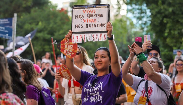 Ato contra feminicídios em Porto Alegre ocorreu no sábado (6)