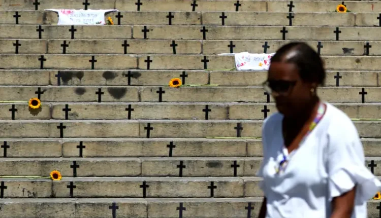 De janeiro a junho de 2025, o Brasil teve uma média de 4 feminicídios por dia, além de 187 estupros e 405 denúncias de violência contra a mulher diariamente.