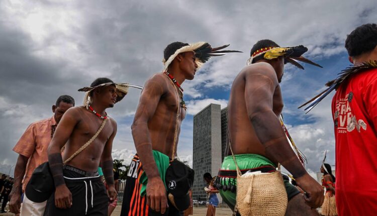 Do lado de fora do STF, em Brasília, indígenas realizaram ato pelos seus direitos