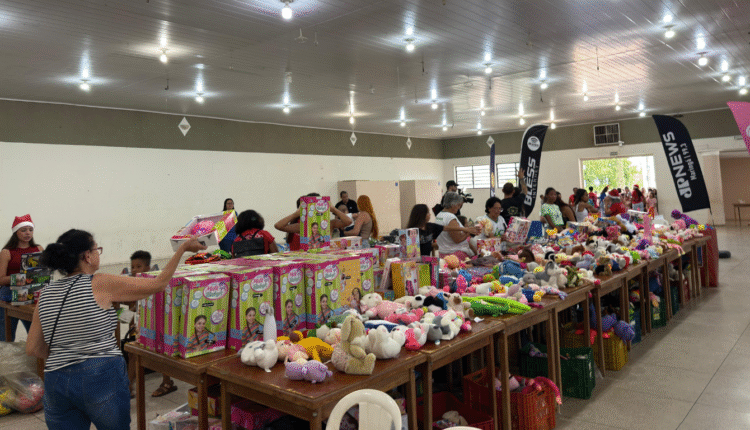 ação brinquedo do bem 2025 em maringá, com mesas cheias de brinquedo