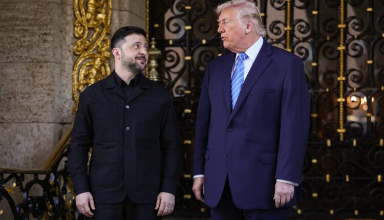 Donald Trump (dir.) recebe o presidente Volodymyr Zelensky na Flórida para discutir acordo de paz