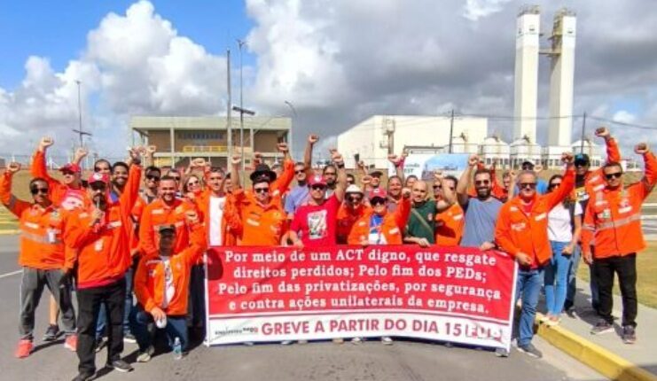 Trabalhadores da Petrobras apresentam cartaz com reivindicações